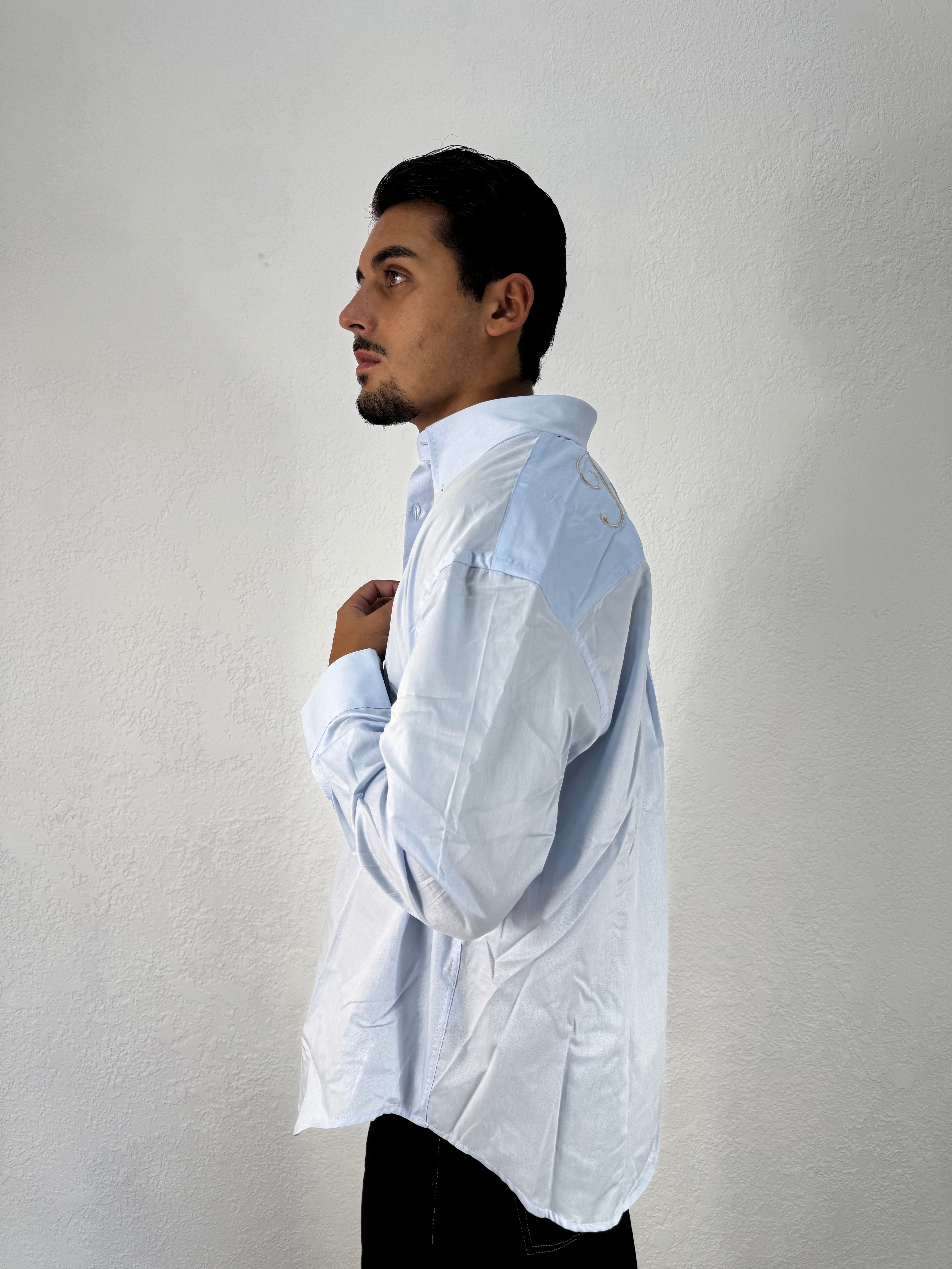 CAMICIA INUSUAL TINTA UNITA CON RICAMO RETRO