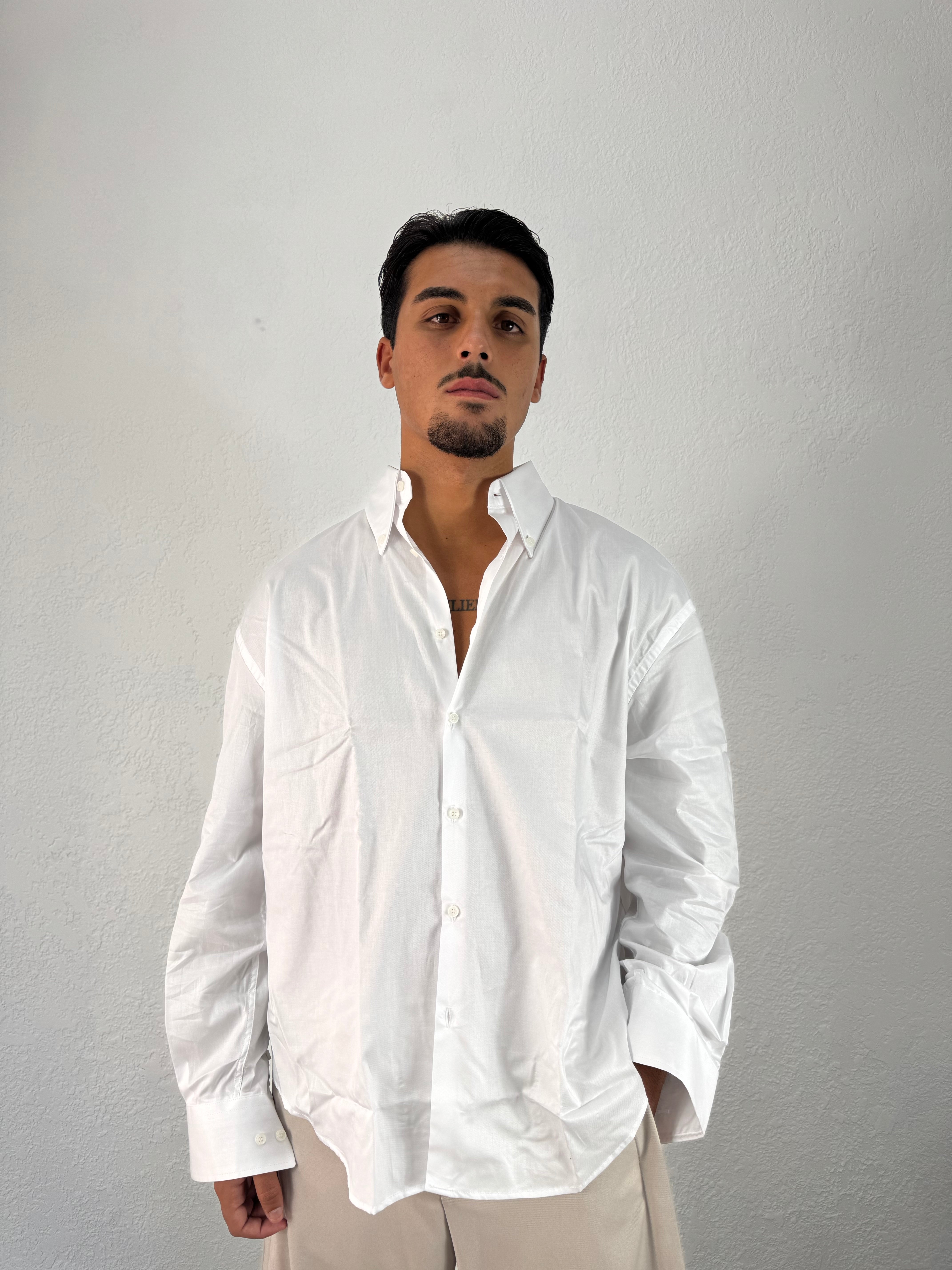 CAMICIA INUSUAL TINTA UNITA CON RICAMO RETRO