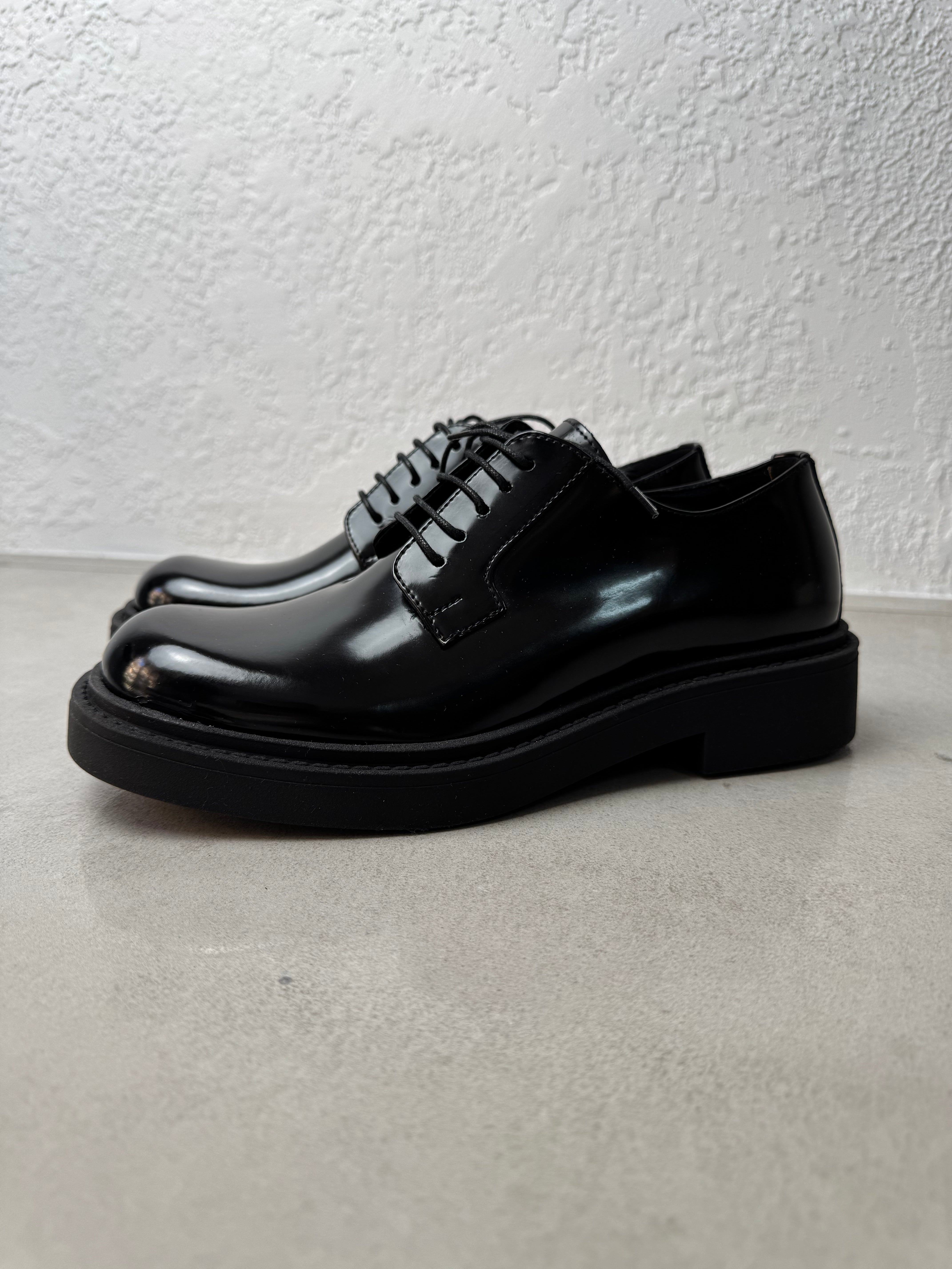 Stringata Punta Quadrata Nero