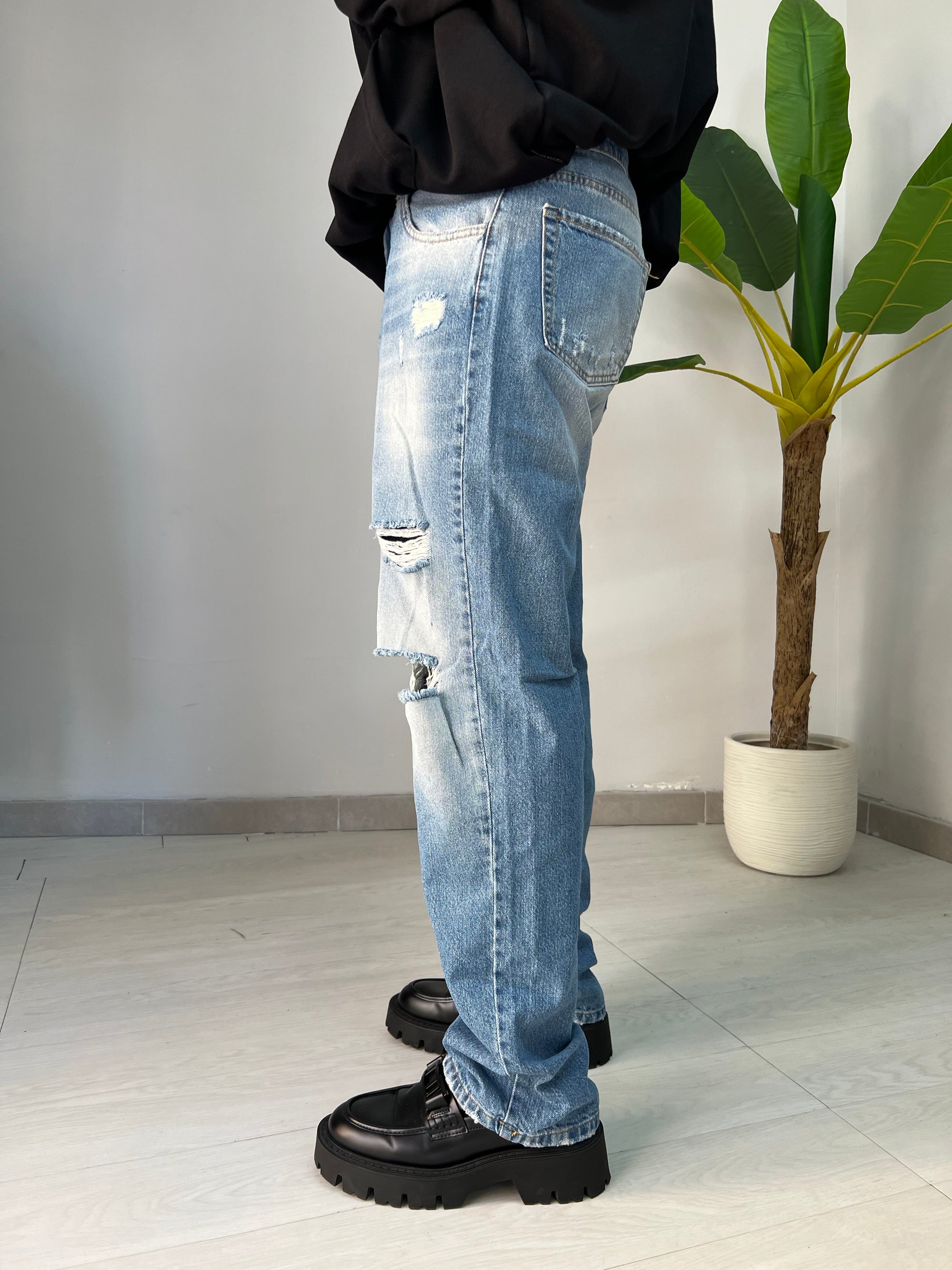 Jeans Baggy Chiaro con Rotture