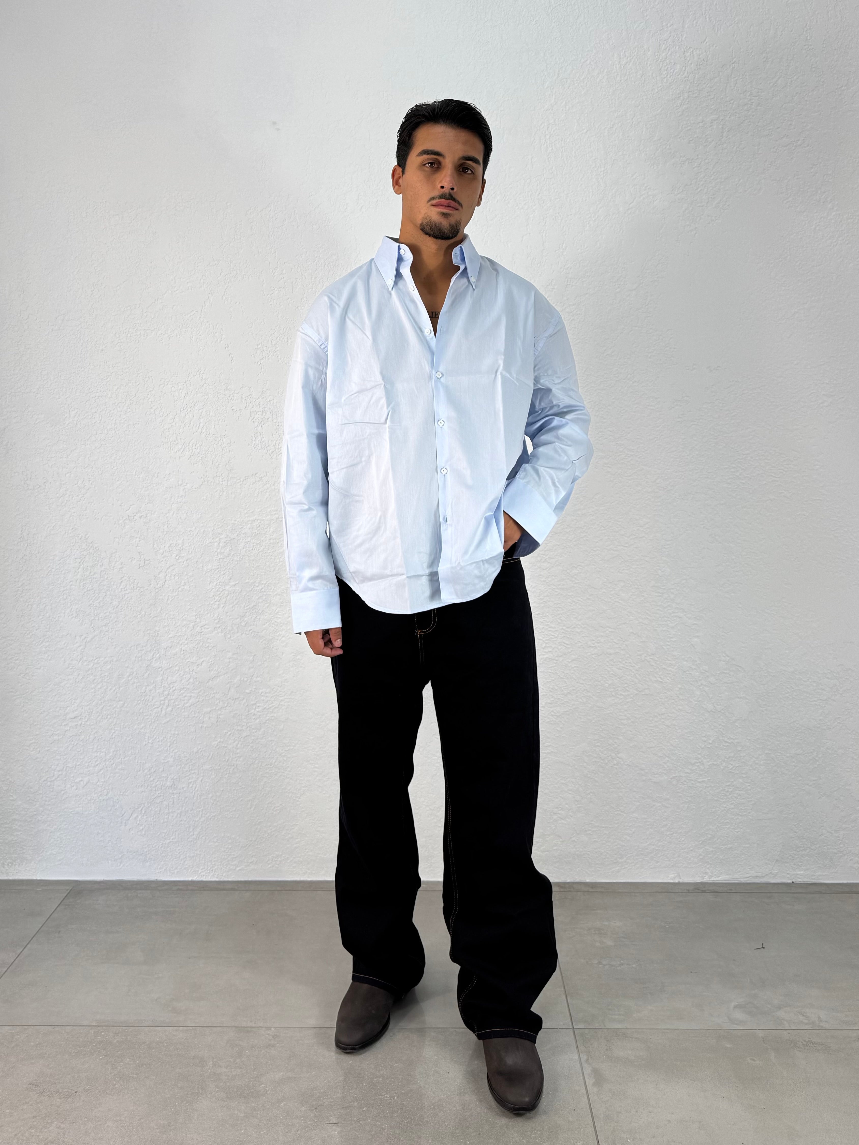 CAMICIA INUSUAL TINTA UNITA CON RICAMO RETRO