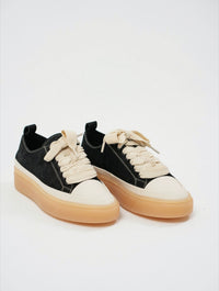 SNEAKERS NERA CON SUOLA OSSO
