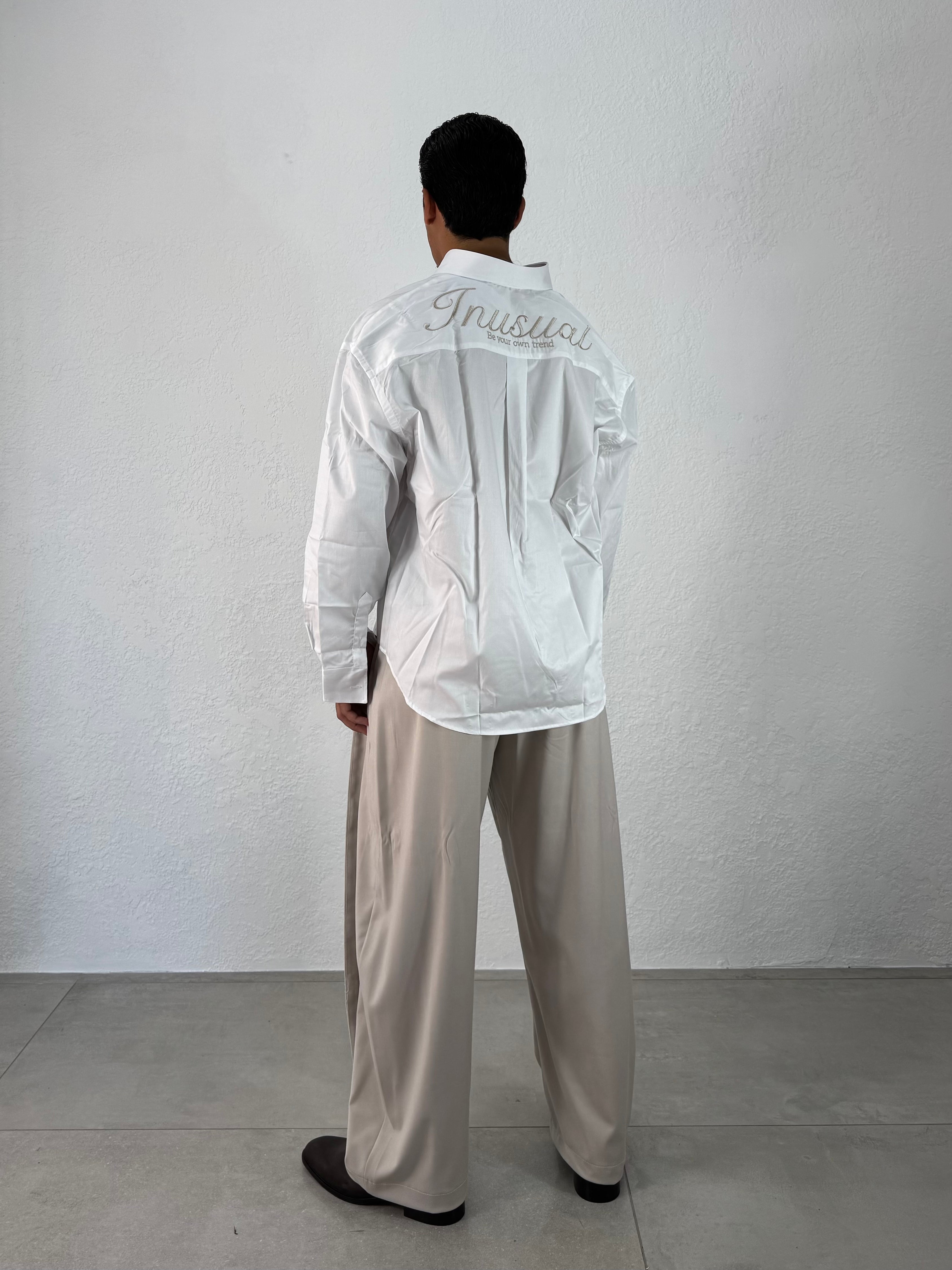CAMICIA INUSUAL TINTA UNITA CON RICAMO RETRO