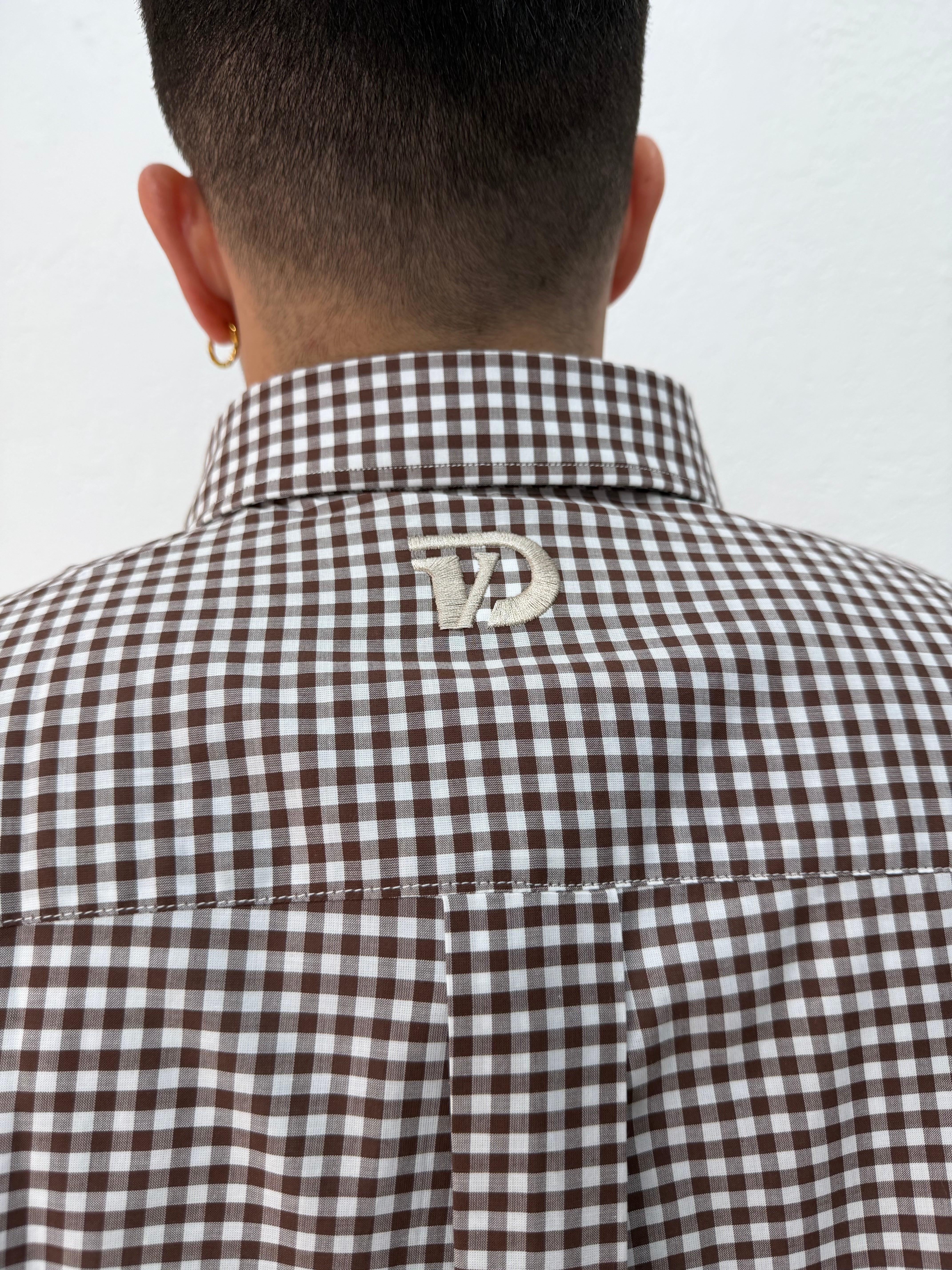 CAMICIA OVER STONDATA CON RICAMO VD QUADRI MARRONE