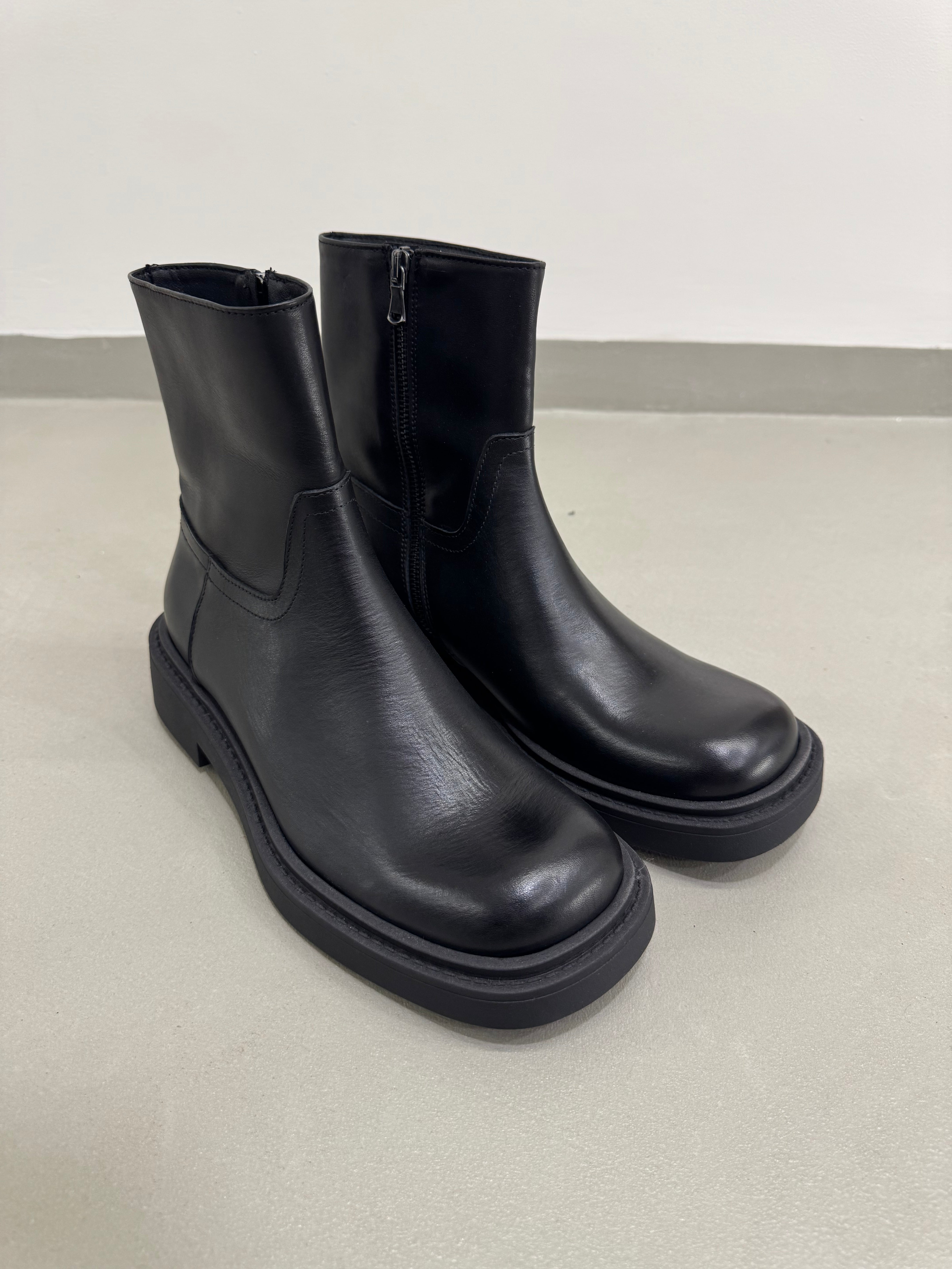 STIVALE PUNTA QUADRATA