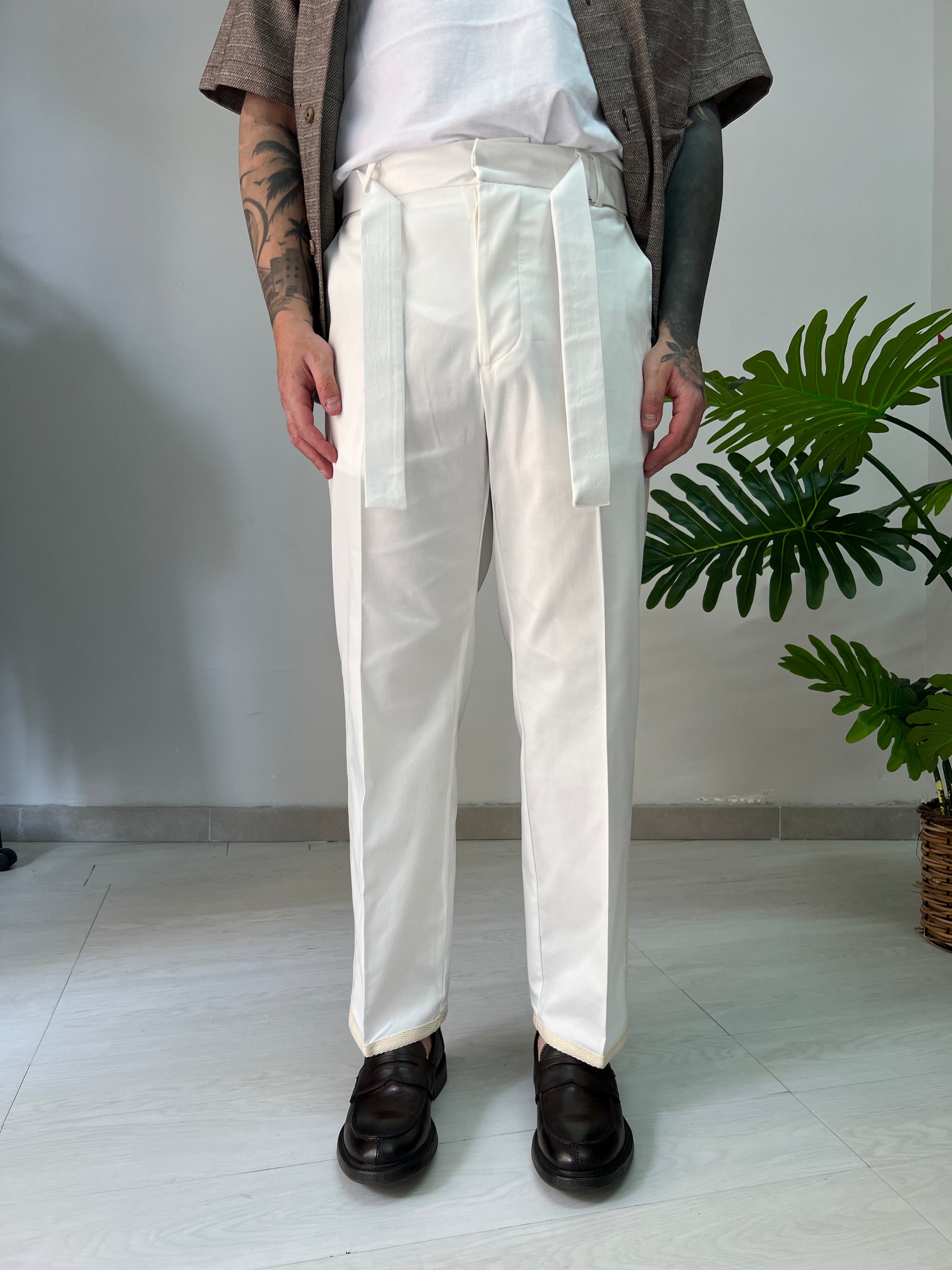 Pantalone con Cinturino e Banda Ricamata